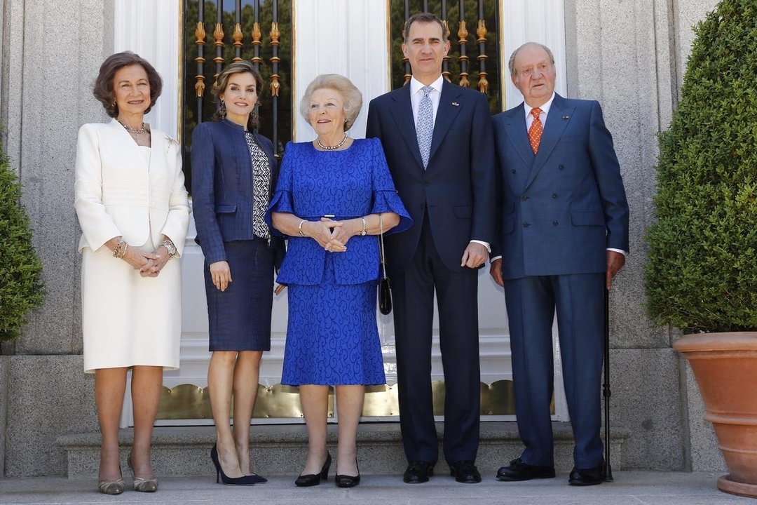 La princesa Beatriz y el rey Juan Carlos, con Felipe VI en una visita a Madrid.