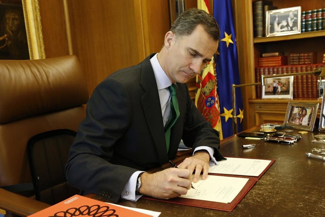 El rey firma el decreto de disolución de las Cortes en abril.
