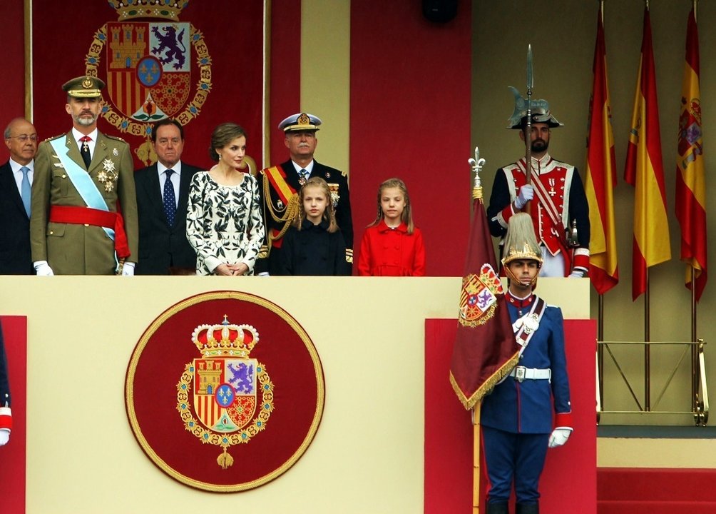 El guión del rey Felipe VI, portado por un militar en el desfile del 12 de octubre de 2016.