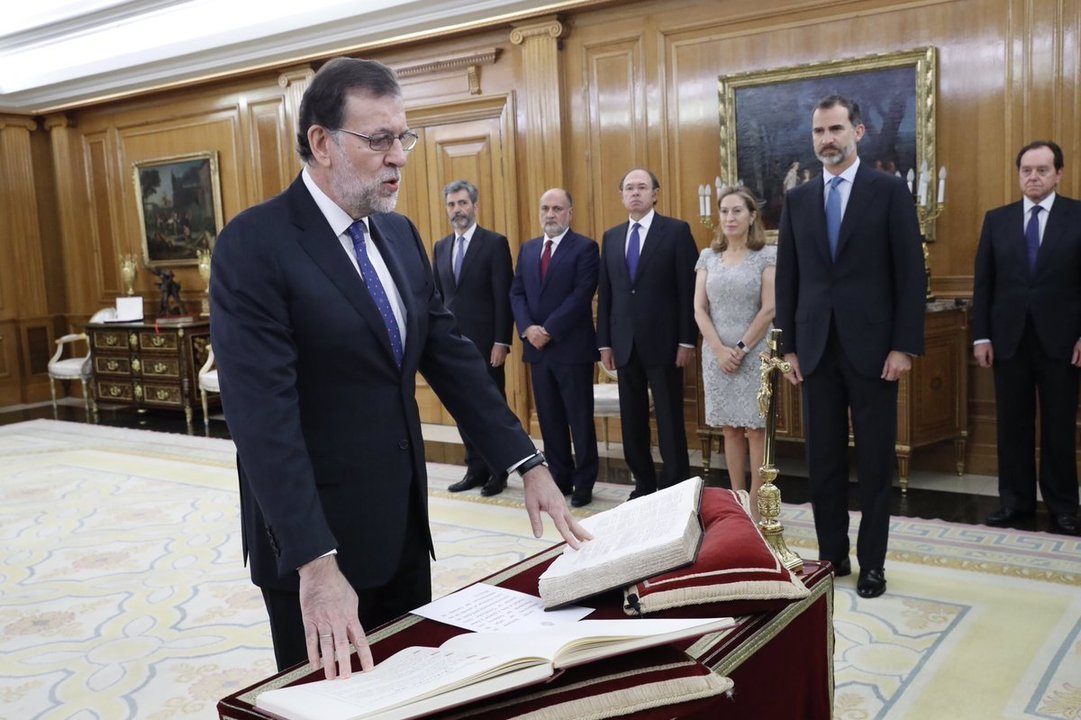 Mariano Rajoy jura su cargo ante el rey en el Palacio de la Zarzuela.