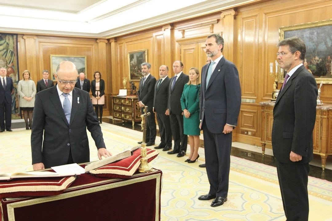 Cristóbal Montoro jura su cargo de ministro de Hacienda ante el rey.