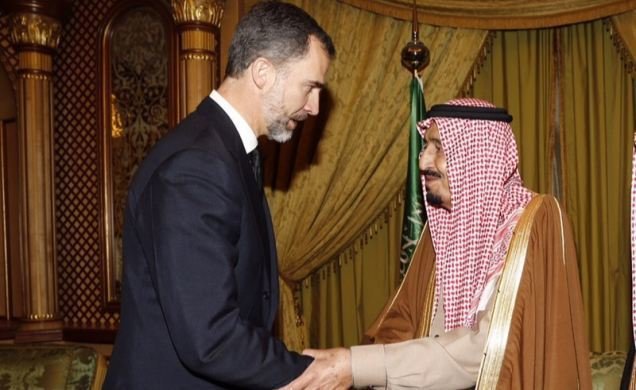 Don Felipe, con el rey Salman en 2015 tras la muerte del rey Abdalá.