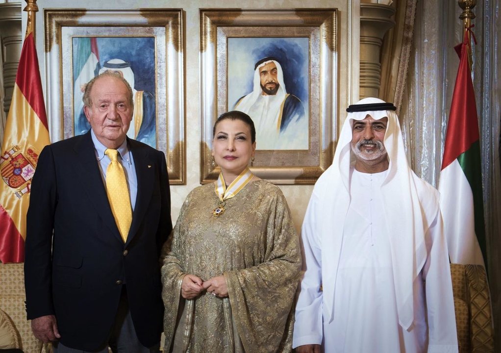Juan Carlos I, con la condecorada y con el ministro emiratí de Cultura.