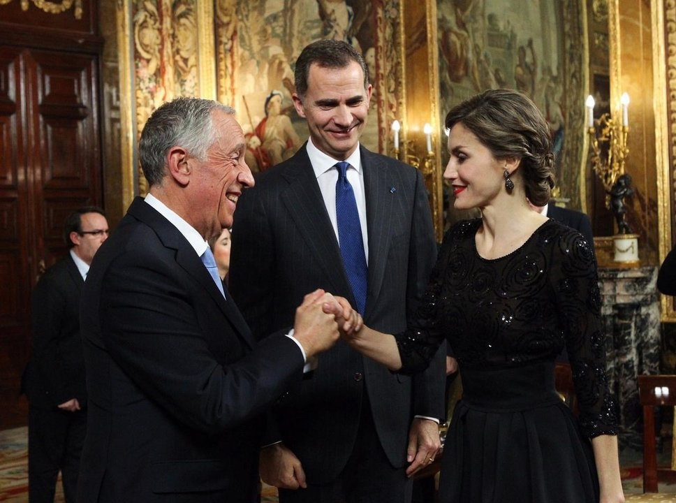 El presidente de Portugal, Marcelo Rebelo de Sousa, saluda a los reyes Felipe y Letizia.