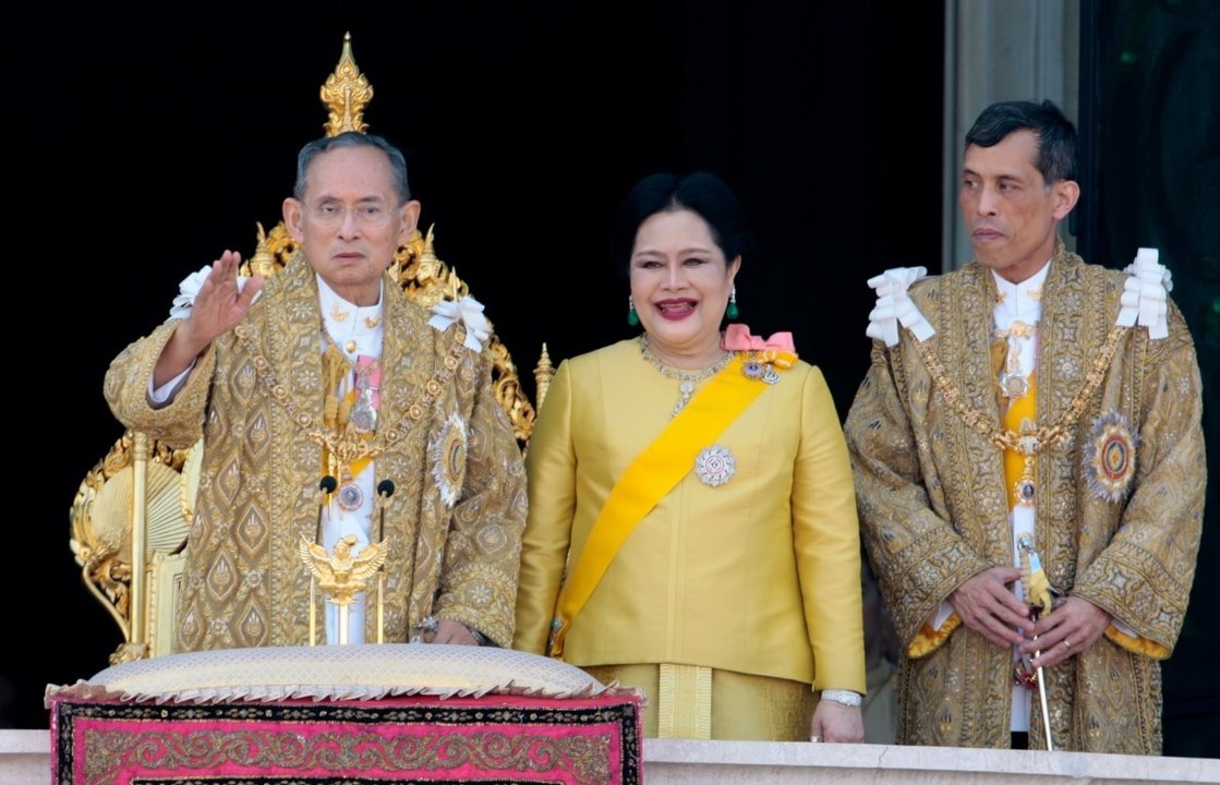 El próximo rey Vajiralongkorn, a la derecha, junto al fallecido Bhumibol.