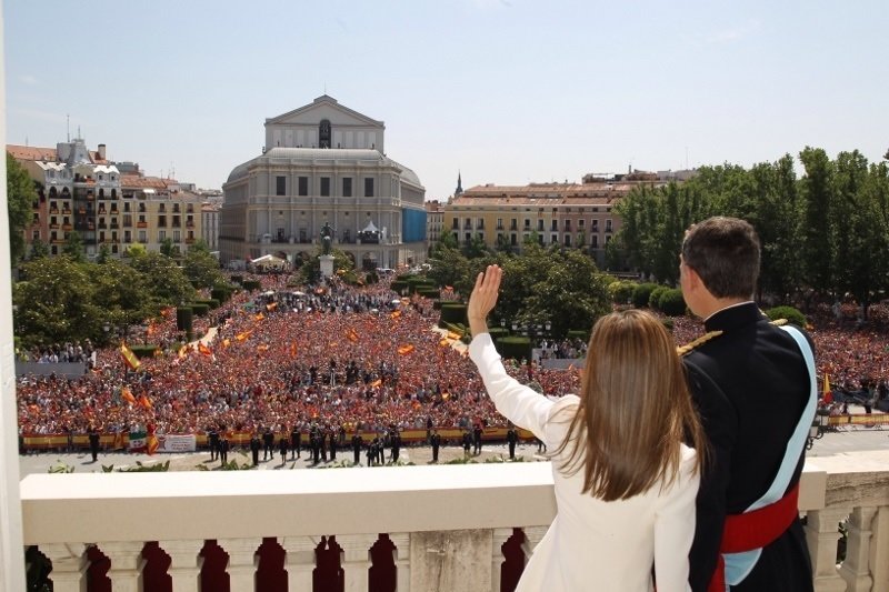 Los reyes Felipe y Letizia saludan tras la proclamación en junio de 2014.
