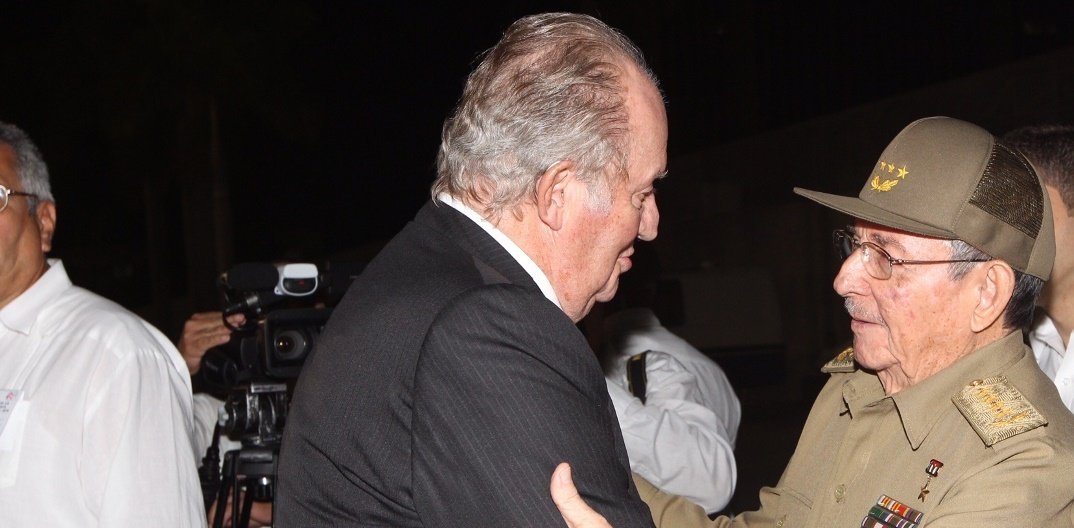 Juan Carlos I saluda a Raúl Castro en las exequias por su hermano Fidel