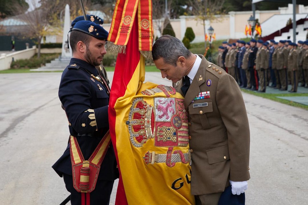 El coronel Rocha y Castilla despidiéndose de la Bandera de la Guardia Real.