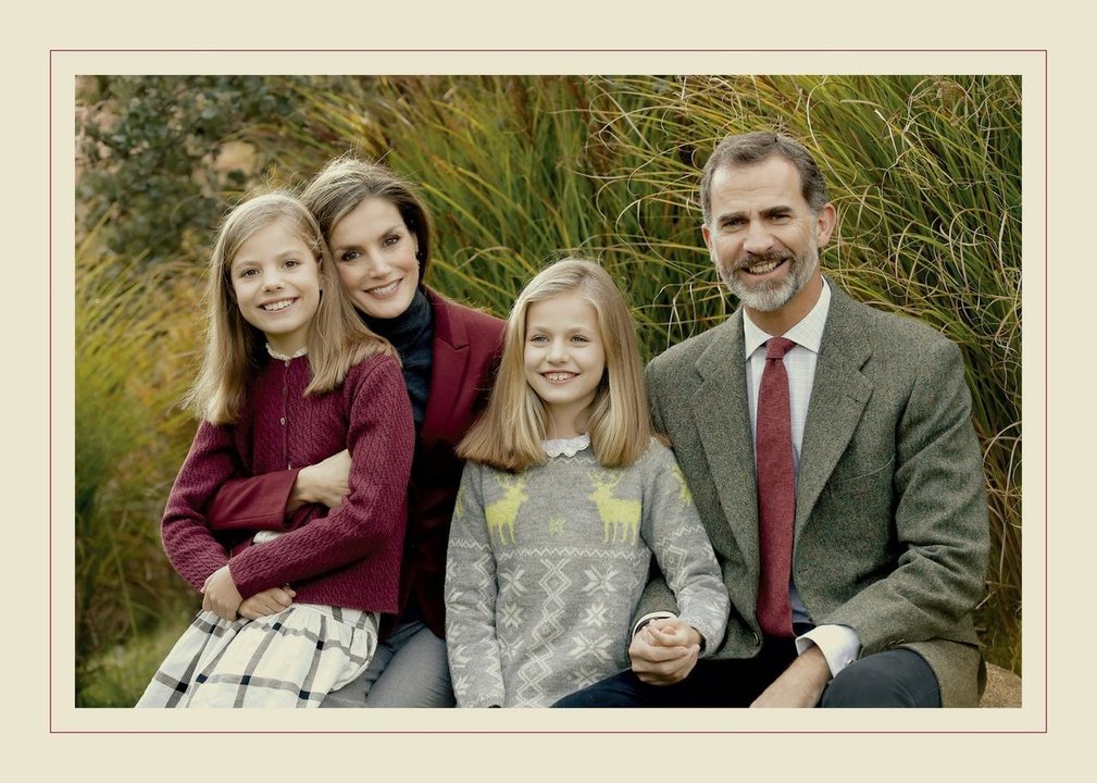 Los reyes felicitan la Navidad con una foto familiar con sus hijas