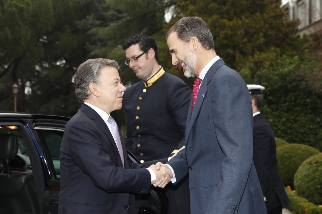 Felipe VI recibe al presidente de Colombia en el Palacio de la Zarzuela.