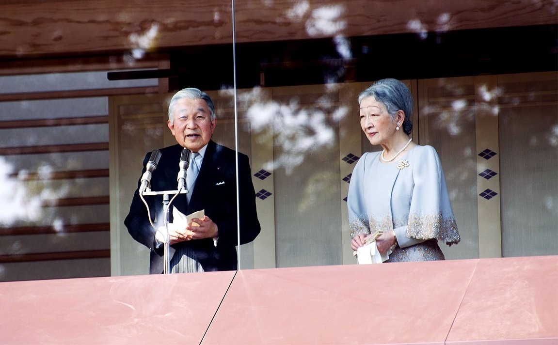 El emperador Akihito y la emperatriz Michiko, en una jornada de puertas abiertas.