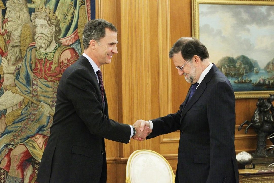 Mariano Rajoy saluda a Felipe VI en el Palacio de la Zarzuela en 2016.
