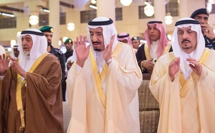 El rey Salman de Arabia Saudí, en el centro de la foto en una mezquita.