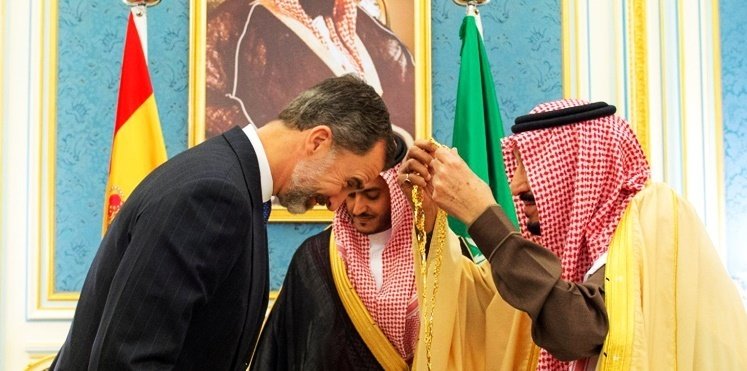 El rey Salman condecora a Felipe VI.
