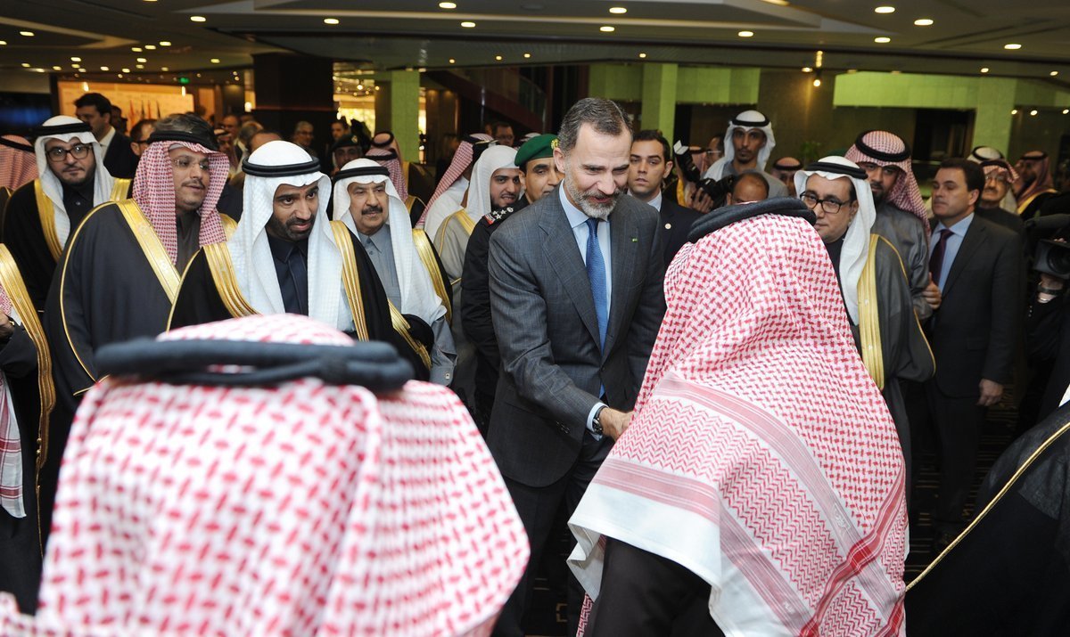 Felipe VI saluda a su llegada a la Cámara de Comercio de Riad.