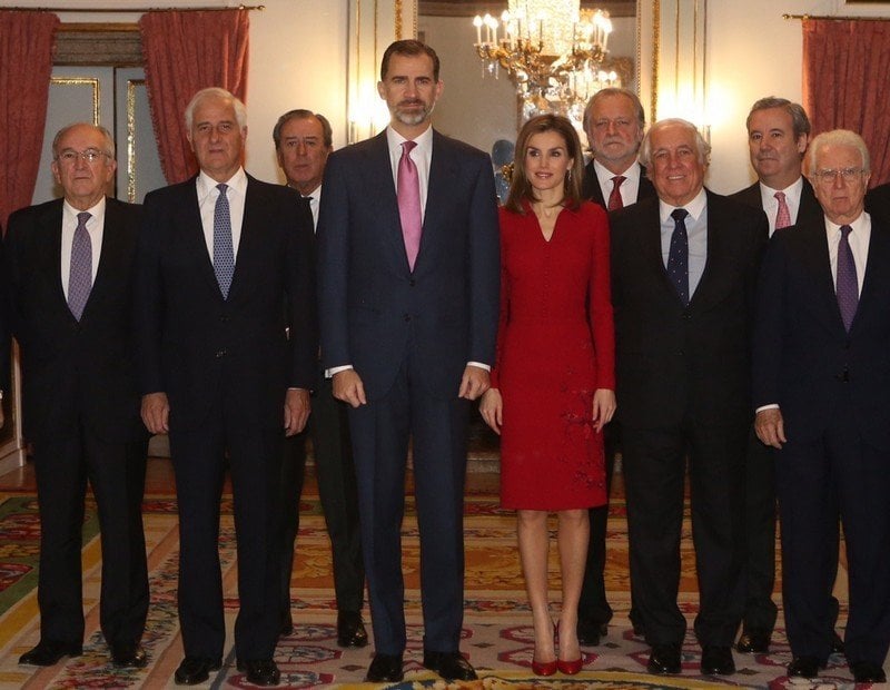Los reyes, con la Diputación Permanente y Consejo de la Grandeza de España en diciembre de 2014.