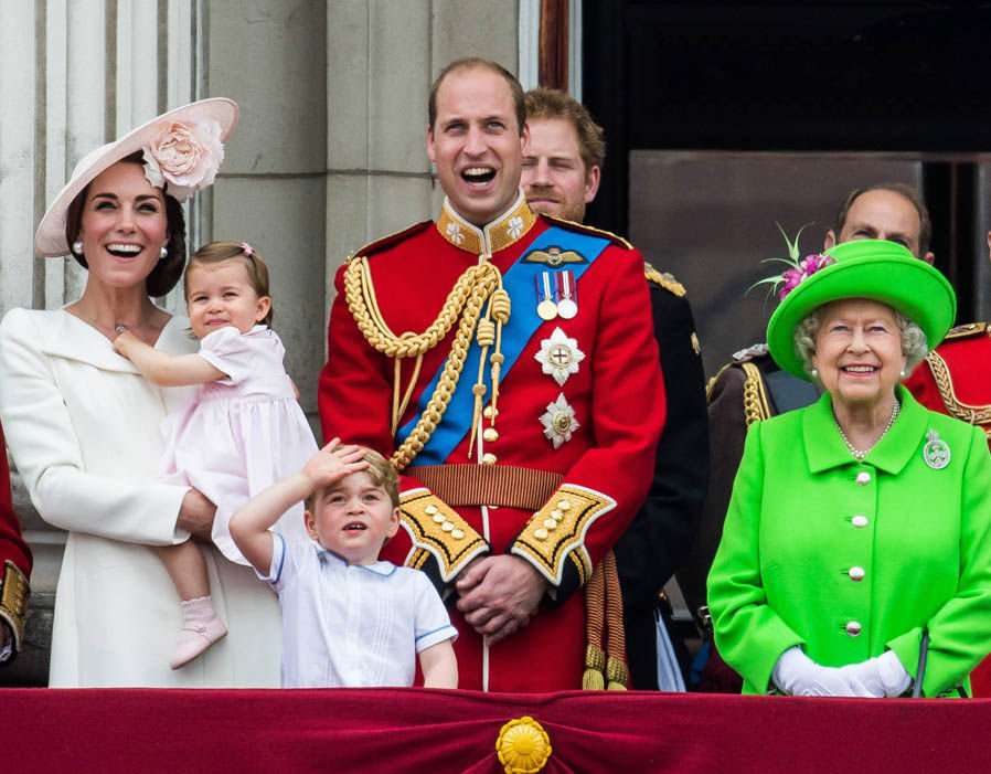 Los duques de Cambridge y sus hijos, junto a la reina Isabel II.