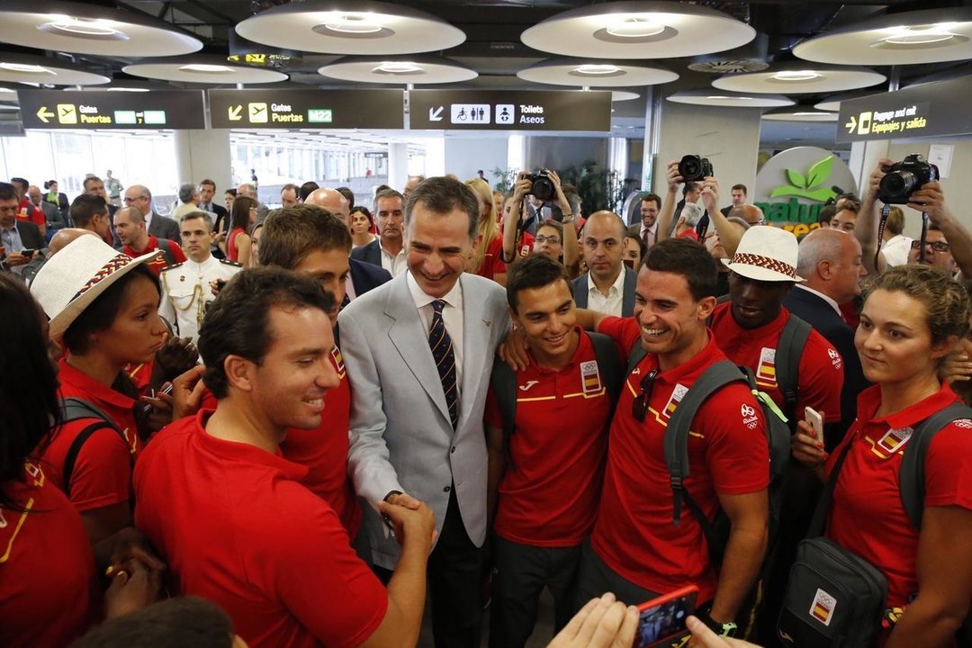 El rey, con los deportistas olímpicos españoles antes de viajar a Río de Janeiro.