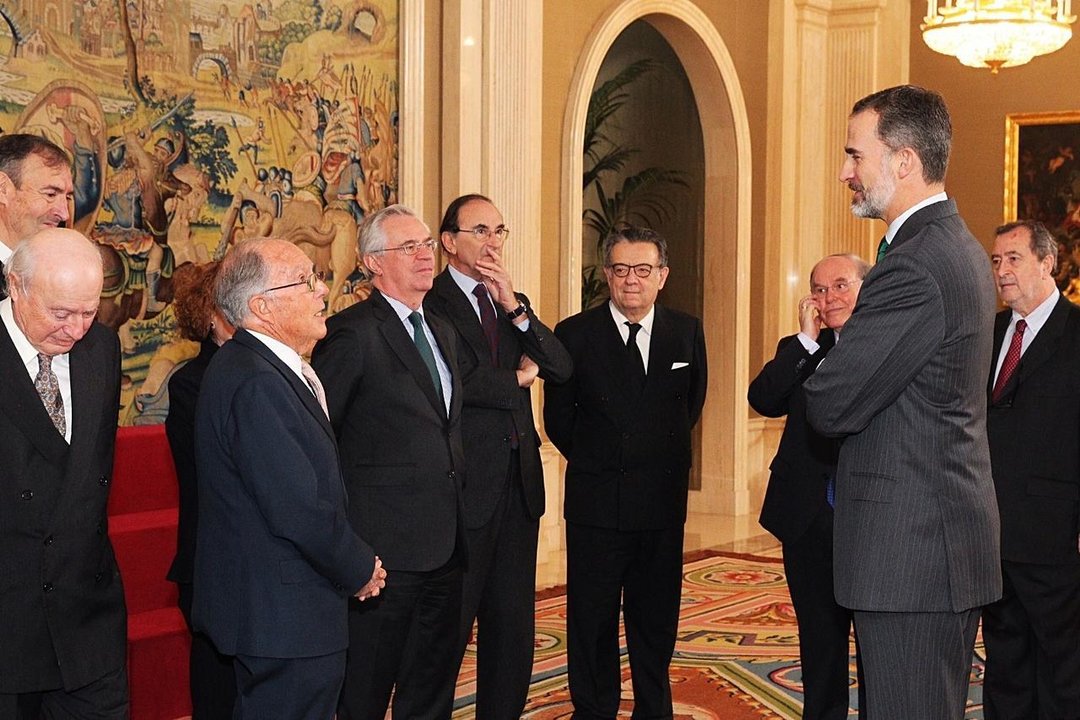 Felipe VI charla con los miembros del consejo asesor de la Red para el Estudio de las Monarquías Contemporáneas.