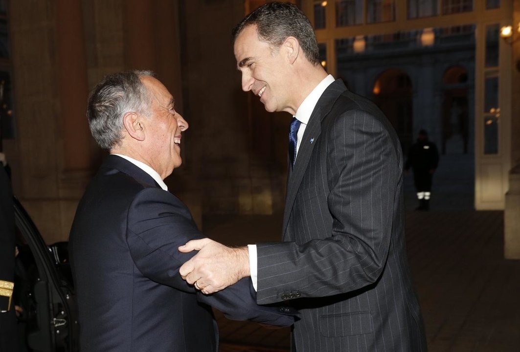 Felipe VI saluda al presidente de Portugal en su visita a Madrid.