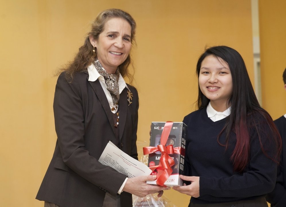 La infanta Elena entrega un premio del Concurso Internacional de Cuentos de la Fundación Mapfre.