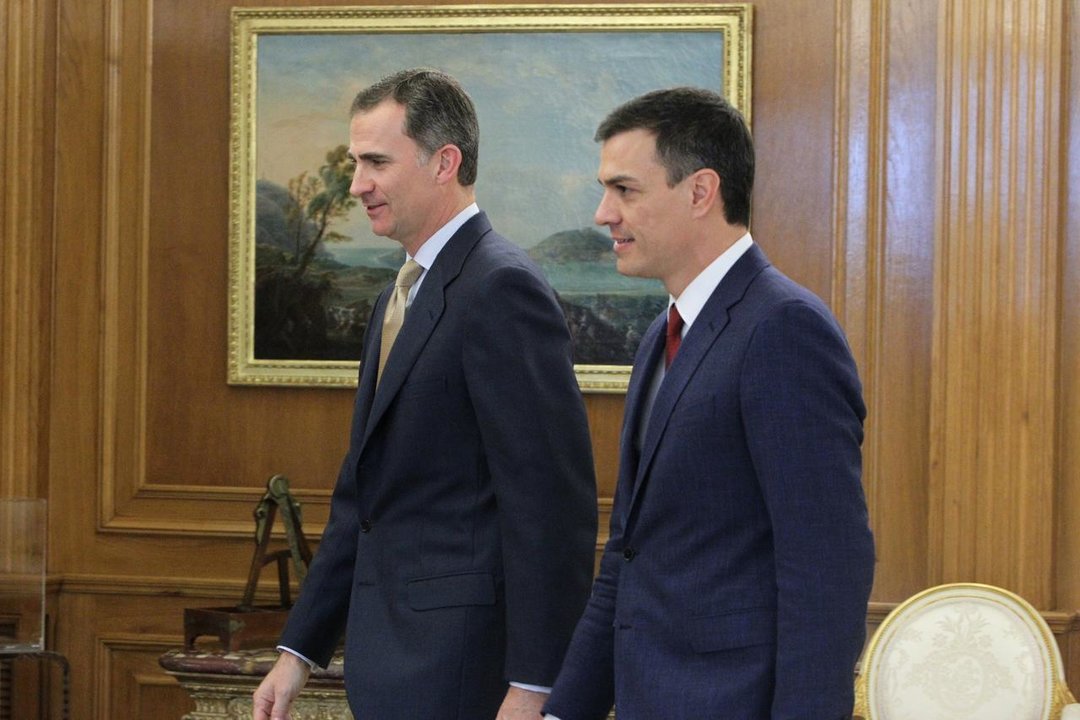 Felipe VI y Pedro Sánchez, durante una de las rondas de consultas de 2016.