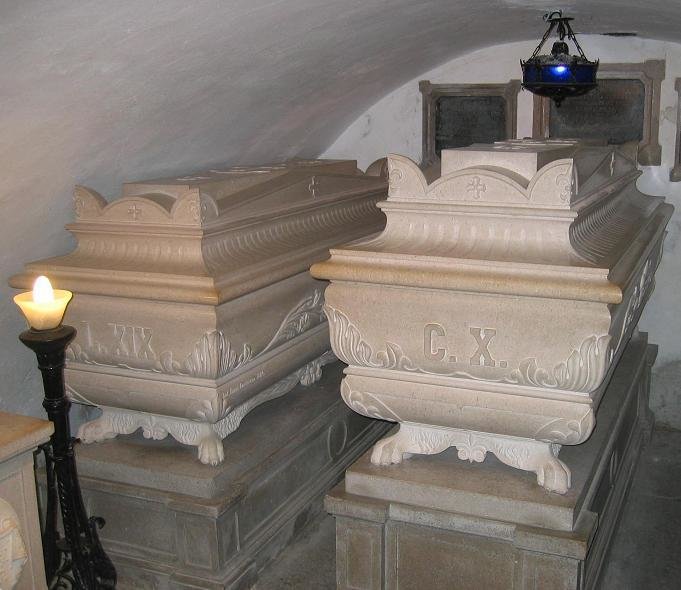 Tumbas de Luis XIX y Carlos X de Francia en el monasterio de Kostanjevica, en Eslovenia.