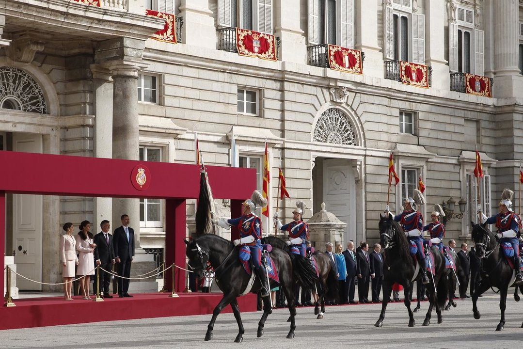La Guardia Real rinde honores al presidente de Argentina en el Palacio Real.