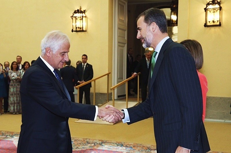 Felipe VI saluda al duque de Híjar, decano de la Diputación de la Grandeza.