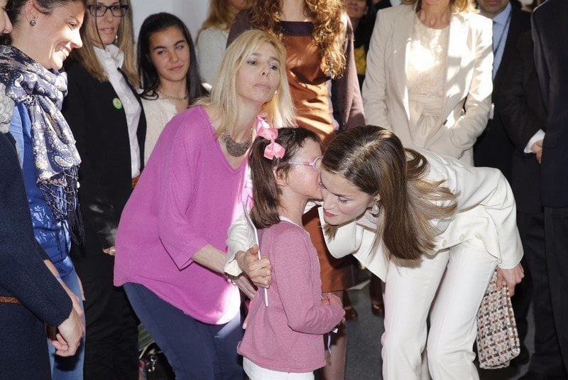 La reina Letizia, con una niña afectada por una enfermedad rara.