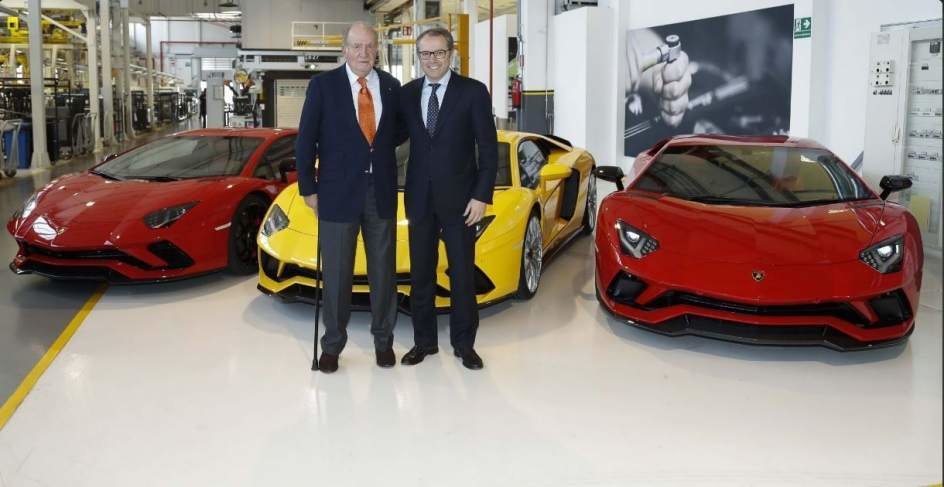 El rey Juan Carlos visita la sede de Lamborghini en Bolonia.