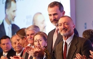 Felipe VI y Arturo Pérez-Reverte, en los Premios de Periodismo Rey de España
