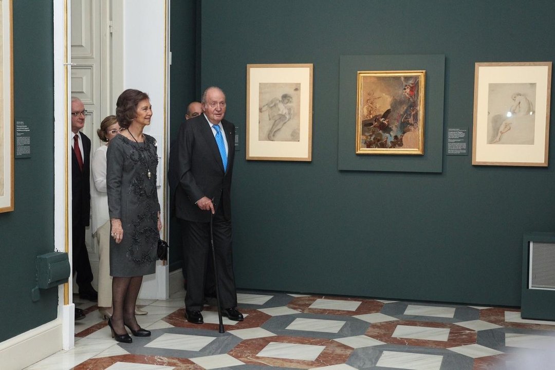 Los reyes Juan Carlos y Sofía, en una exposición.