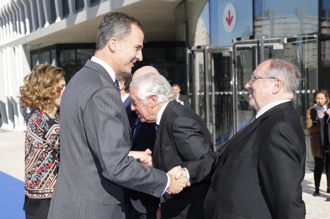 Felipe VI saluda a José Luis Bonet, presidente de Freixenet.