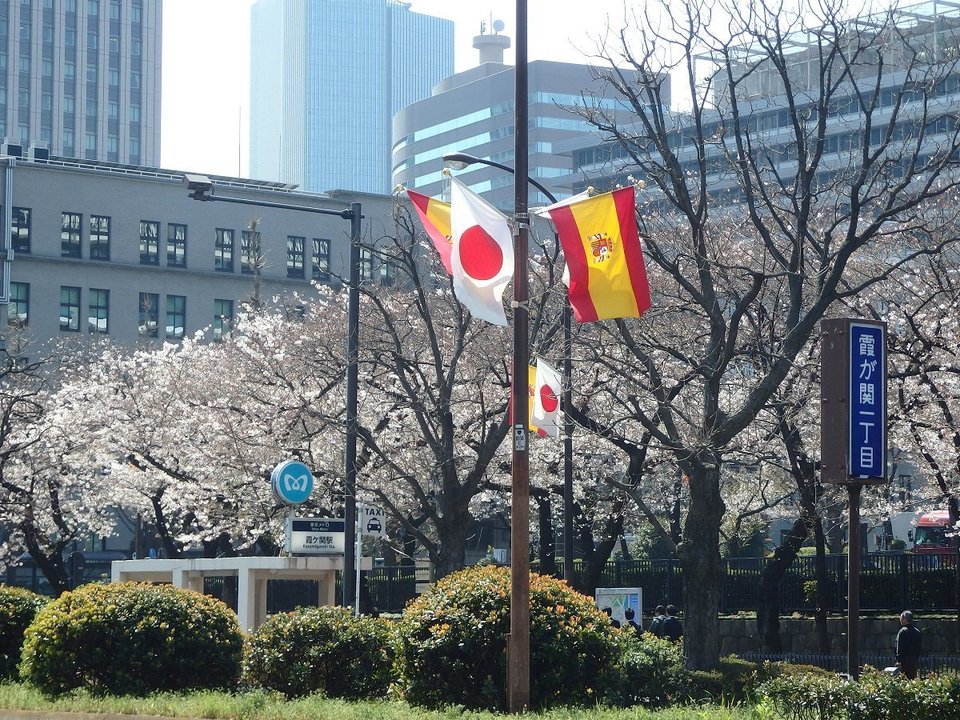 Banderas de España y Japón en Tokio.