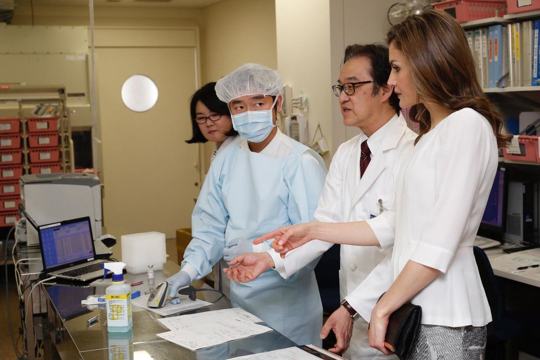 La reina Letizia, en una visita a un centro de investigación médica de Tokio.