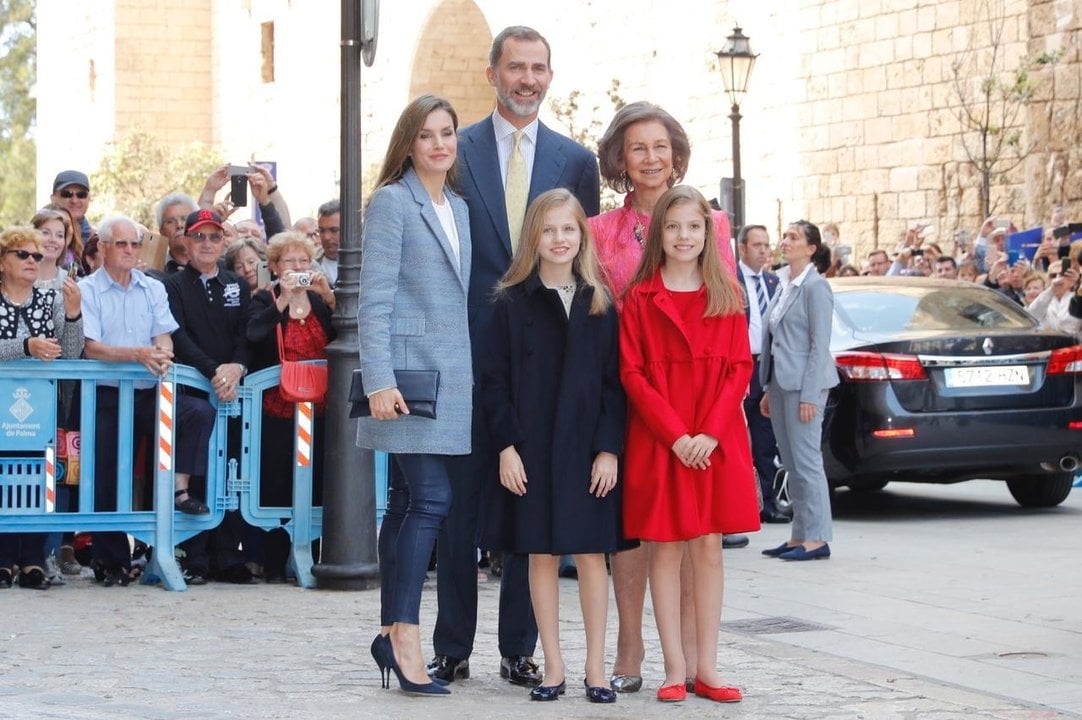 Los reyes, sus hijas y doña Sofía, en la Misa de Pascua en Mallorca.