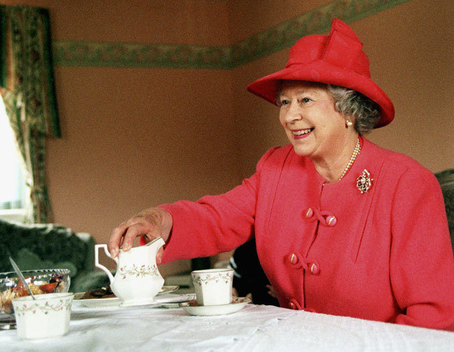 La reina Isabel II toma el té, en una imagen de archivo.