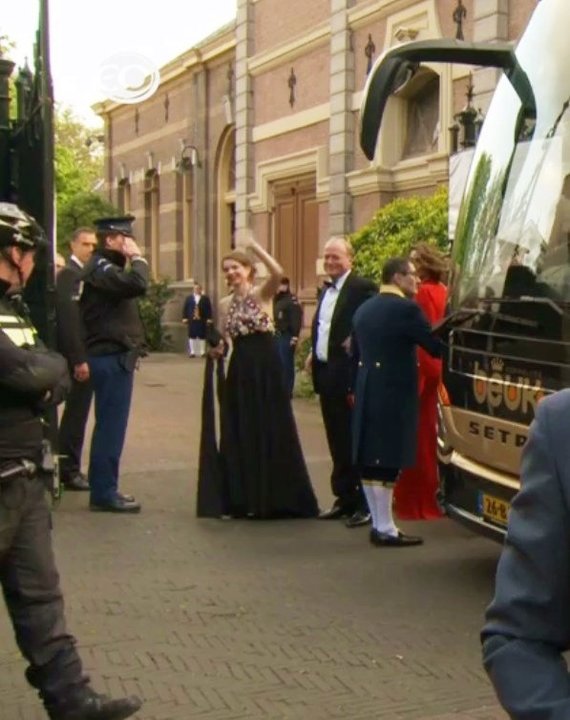 Carlos Javier de Borbón-Parma y su esposa Ana María llegan al cumpleaños del rey de Holanda.