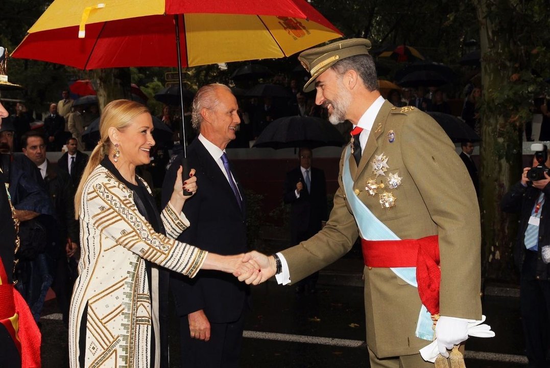 Cristina Cifuentes saluda al rey Felipe en un desfile del 12 de octubre.