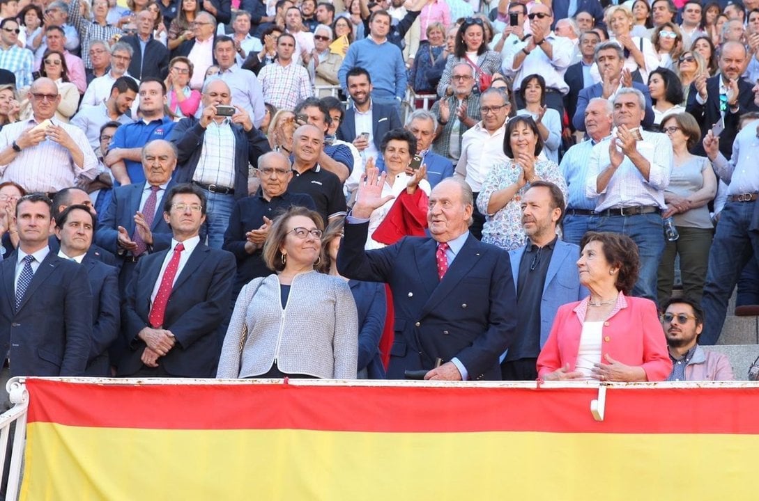 El rey Juan Carlos saluda en la plaza de toros de Las Ventas en la feria de 2017