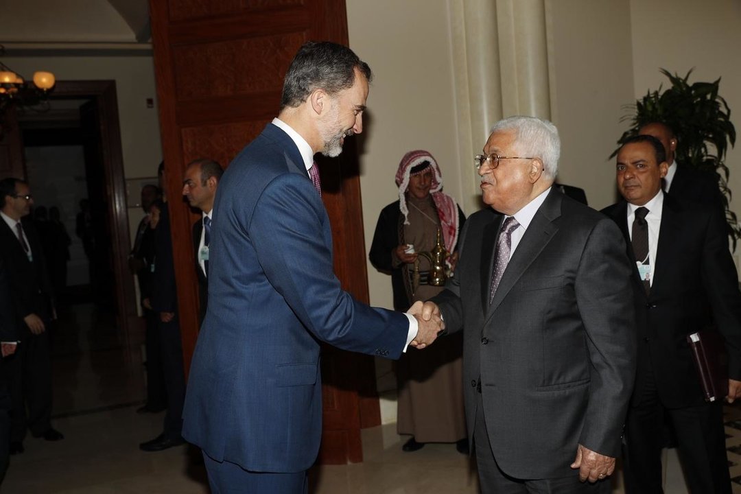 Felipe VI saluda a Mahmoud Abbas, presidente de la Autoridad Nacional Palestina.