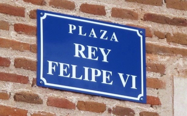 Placa de una plaza dedicada a Felipe VI.