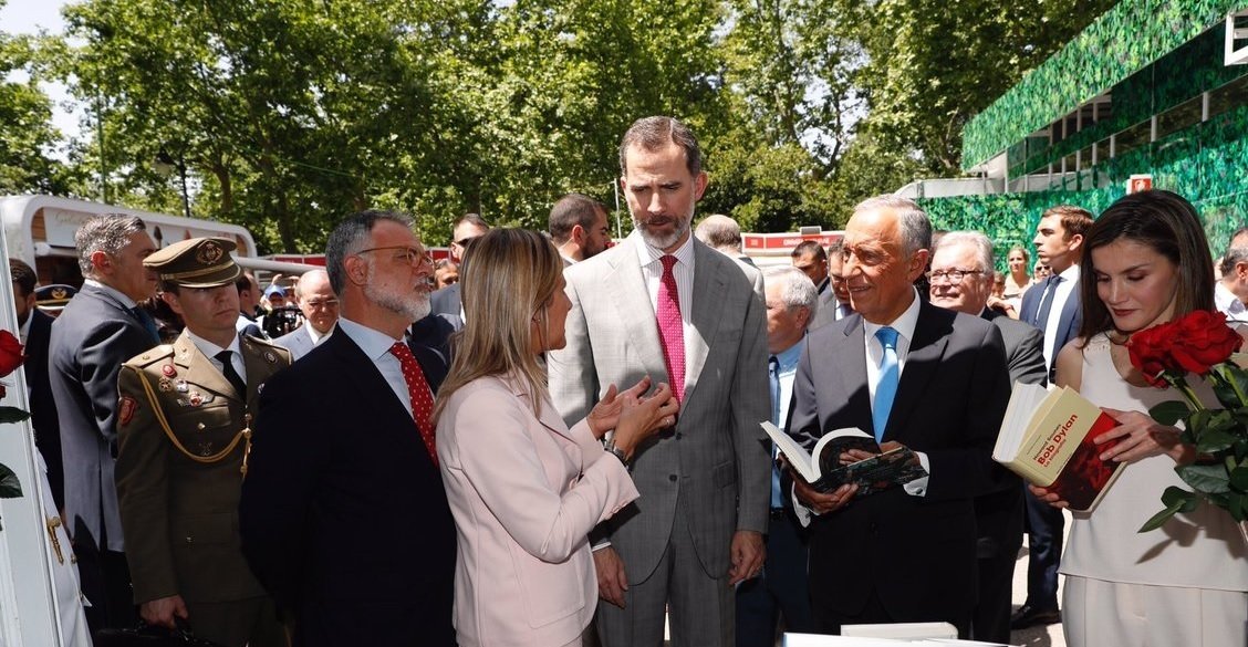 Los reyes, con el presidente de Portugal en la Feria del Libro de Madrid