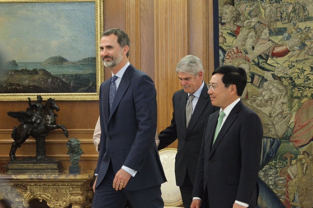 Felipe VI, con Alfonso Dastis y Pham Binh Minh, ministro de Asuntos Exteriores de Vietnam.