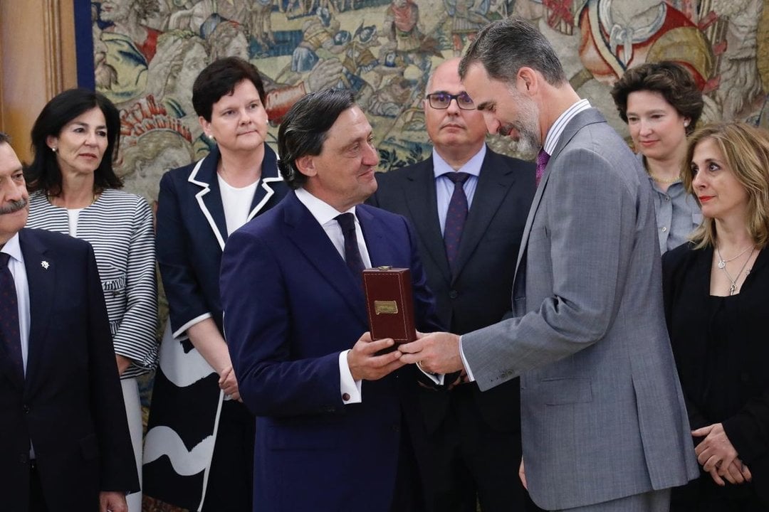 Felipe VI recibe la medalla de honor del Colegio de Procuradores de Madrid.
