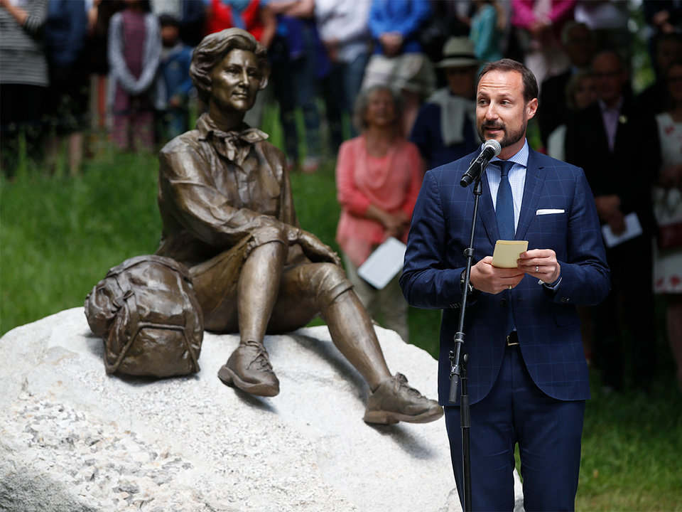 El príncipe Haakon presenta la nueva estatua de su madre la reina Sonia de Noruega.