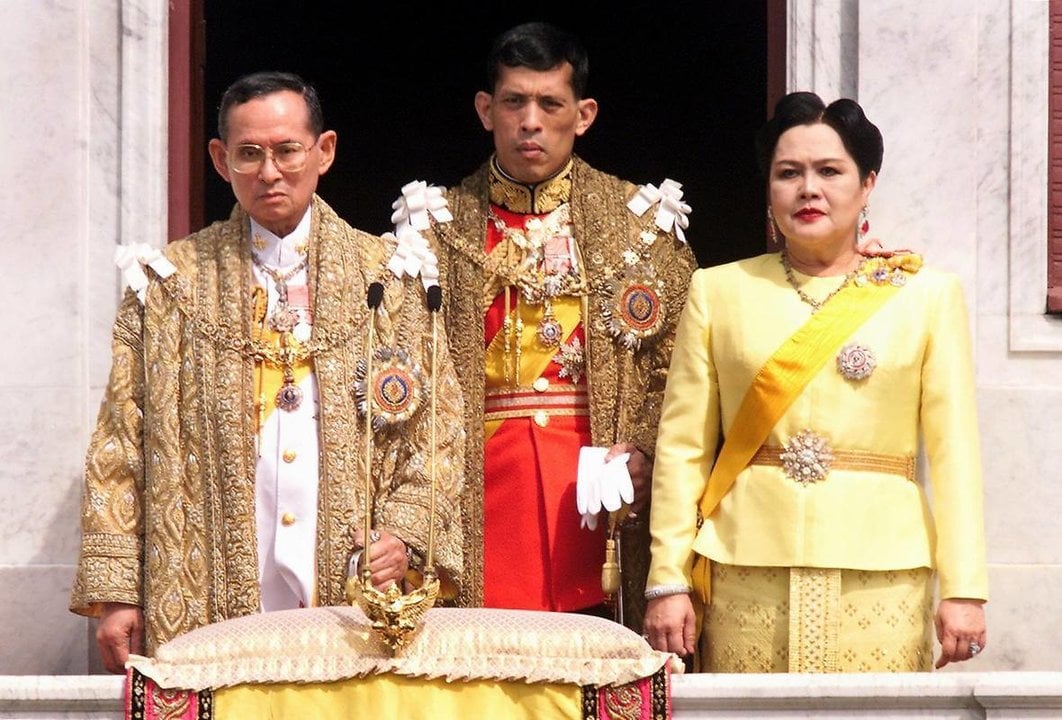 El rey Bhumibol Adulyadej, junto al príncipe heredero Maha Vajiralongkorn.