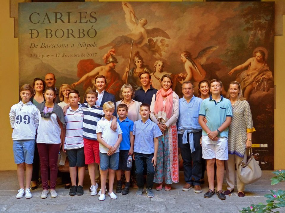 El duque de Calabria, con su familia en la exposición sobre Carlos III en Barcelona.
