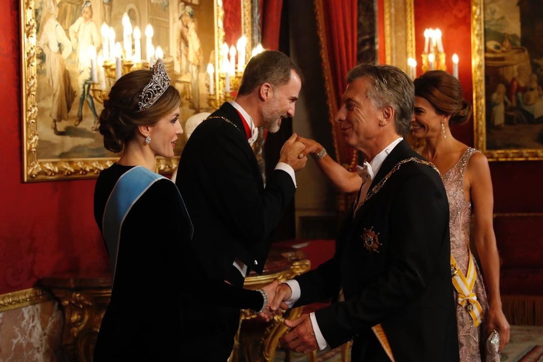 La reina Letizia y el rey Felipe, en la cena de gala en honor a Mauricio Macri.